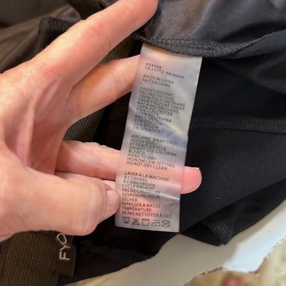 ⭐️Fylo Leather-Style/Poly Combo Leggings!Awesome Fit, Pull-On,Forgiving,Size M - Picture 8 of 8